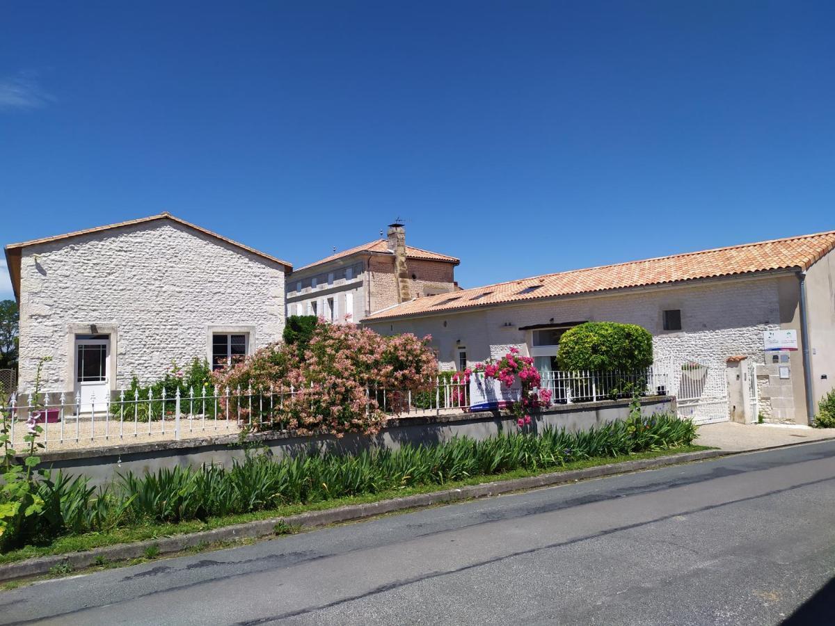 Les Gites Du Vigneron Et Cd'H Saint-Seurin-de-Palenne Exteriér fotografie